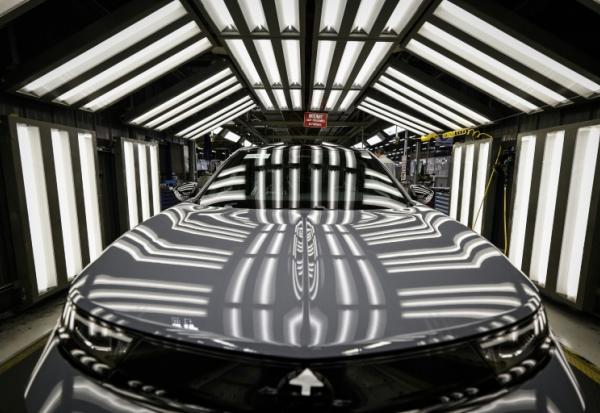 Des voitures en bout de chaîne dans l'usine Stellantis de Poissy (région parisienne) le 15 avril 2026. L'usine cessera la production automobile après 2028.