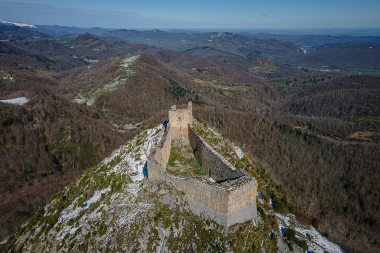 Vue aérienne du château de Montségur, en Ariège, le 27 mars 2024