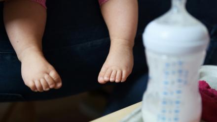 L'affaire des rappels de laits infantiles potentiellement contaminés par la toxine céréulide prend un tour judiciaire avec une plainte à Paris de l'association Foodwatch et de huit familles