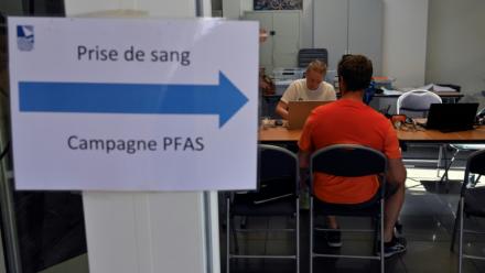 Au cours d'une campagne de détection de PFAS dans les corps humains, à Braine-le-Château, en Belgique, le 19 juin 2025