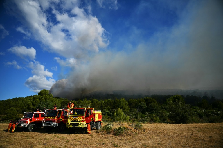 Des pompiers à Pouzols-Minervois, dans l'Aude, le 2 juillet 2026