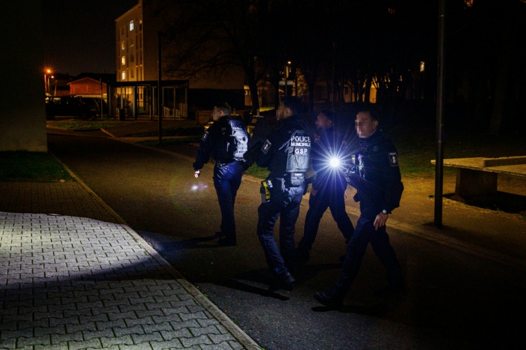 Des agents de police municipale patrouillent dans la cité Gabriel-Péri à Saint-Denis, en banlieue nord de Paris, le 22 janvier 2026