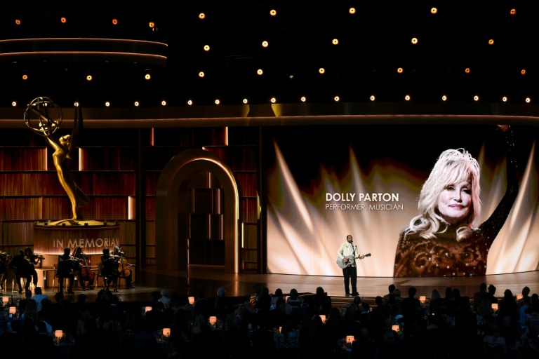 Un portrait de Dolly Parton projeté lors d'un hommage à la chanteuse américaine décédée aux 78e Emmy Awards, le 14 septembre 2026 à Los Angeles, en Californie