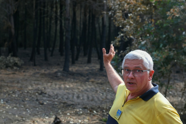 André Prouvoyeur montre les bois calcinés, à Saumos en Gironde, le 30 juillet 2026
