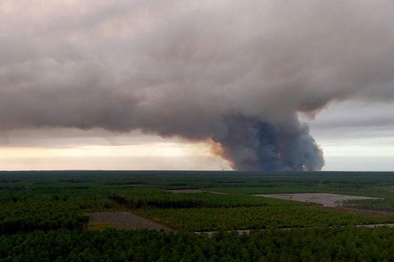 Photo aérienne montrant le panache de fumée dégagé par l'incendie à Saumos en Gironde, le 22 juillet 2026