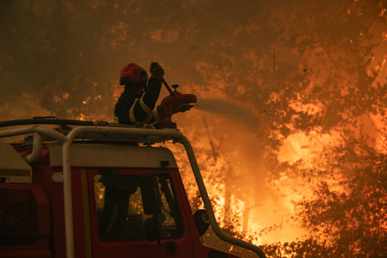 Photo mis à disposition par le Sdis 33 montre des pompiers à l'oeuvre sur l'incendie à Saumos en Gironde, le 24 juillet 2026