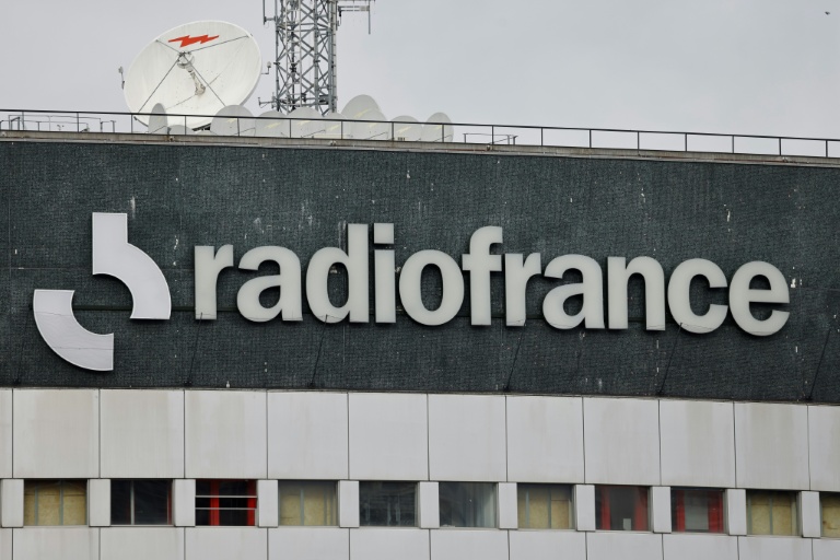 Les radios publiques, privées et associatives ont demandé lundi aux pouvoirs publics en France et en Europe de rendre obligatoire l'installation de récepteurs hertziens dans les voitures neuves