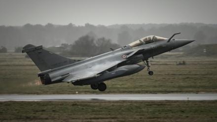 Un Rafale au décollage de la base aérienne 120 de Cazaux, en Gironde, le 29 janvier 2026