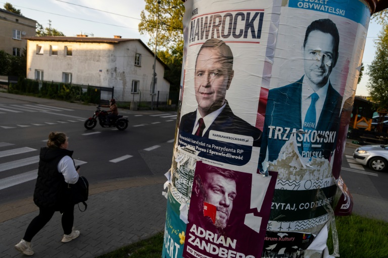 Les affiches électorales du maire de Varsovie pro-européen, Rafal Trzaskowski (d), de l'historien nationaliste Karol Nawrocki (g) et du candidat de gauche Adrian Zandberg sont affichées dans une rue de Varsovie, le 6 mai 2025
