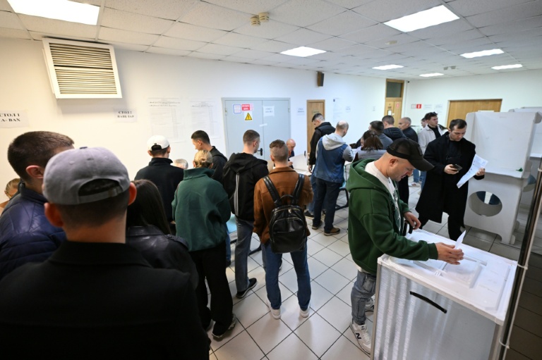 Des électeurs attendent dans un bureau de vote à Moscou, le 18 septembre 2026, pour participer aux élections législatives russes