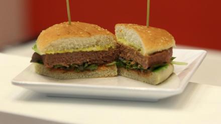 Un hamburger végétalien présenté au salon international de l'industrie de la viande IFFA à Francfort, le 6 mai 2019 en Allemagne
