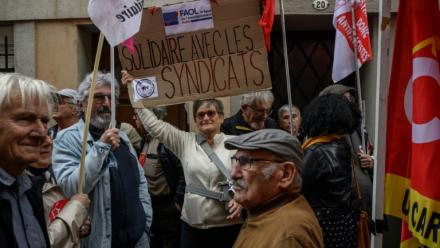 Un rassemblement d'organisations syndicales organisé par la CGT contre les mesures les visant, annoncées par Christophe Barthes, maire RN de Carcassonne, à la Bourse du Travail de Carcassonne, le 13 mai 2026
