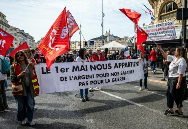 Une bzanderole "Le 1er mai nous appartient. De l'argent pour nos salaires, pas pour la guerre" lors d'un rassemblement de membres de la CGT à Marseille, le 1er mai 2026, à l'occasion de la Journée internationale des travailleurs