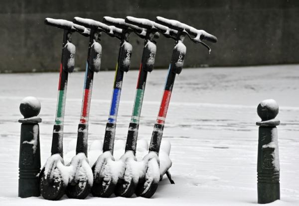 Des trottinettes électriques de l'opérateur Dott à Bruxelles le 8 février 2021