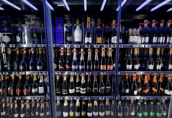 Des bouteilles de champagne en vente dans un supermarché à Paris, le 5 septembre 2025
