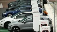 Voitures électriques en chargement à Saint-Herblain (Loire-Atlantique), le 15 avril 2026.