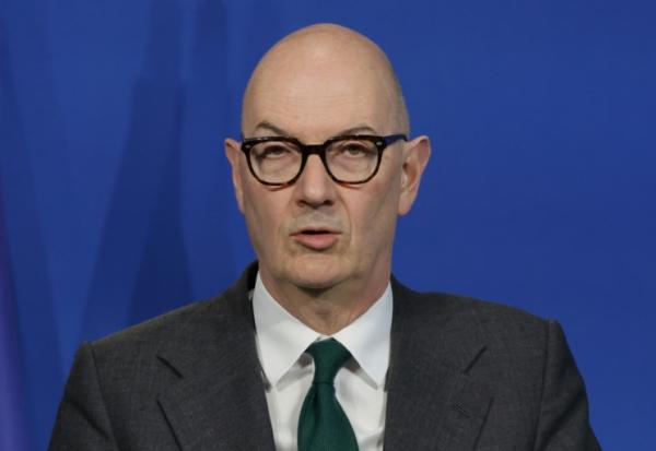 Le ministre français de l'Économie, des Finances et de l'Industrie, Roland Lescure, prononce un discours lors de la présentation d'un plan de soutien des secteurs économiques les plus touchés par la crise énergétique, au ministère de l'Économie, Paris, le 27 mars 2026