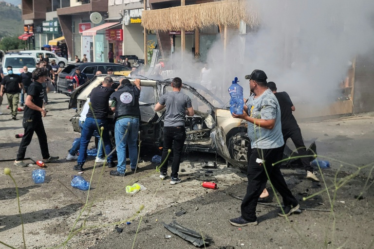 Un véhicule atteint par un drone israélien à Jiyeh, dans le sud du Liban, le 13 mai 2026