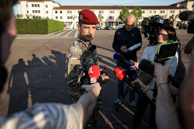 Le colonel Jérémy Akil, chef de corps du 17e régiment du génie parachutiste de Montauban, s'exprime devant la presse le 18 avril 2026 à Montauban