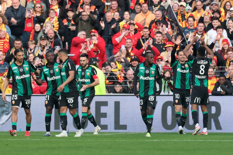 La joie des joueurs du Racing Club de Lens contre le FC Metz au stade Bollaert-Delelis le 8 mars 2026