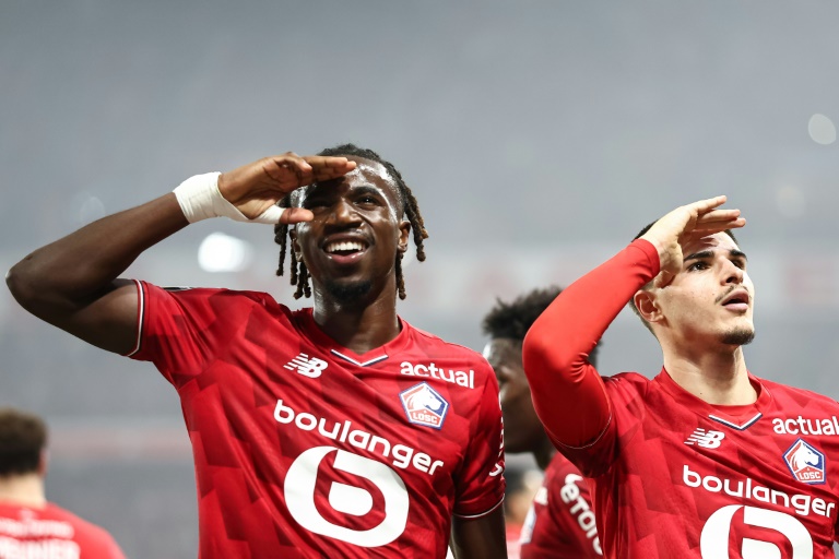 Les Lillois Ngal'Ayel Mukau (g) et  Matias Fernandez-Pardo après le troisième but inscrit contre Lens lors du derby, le 4 avril 2026 au stade Pierre Mauroy