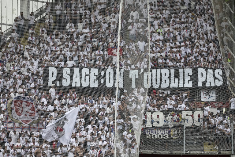 Banderole des supporters lyonnais pour leur ancien entraîneur Pierre Sage, désormais à Lens, le 16 août 2025 au stade Bollaert