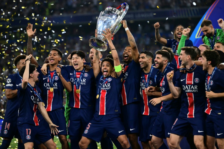 Les joueurs du PSG avec le trophée de la Ligue des champions, le 31 mai 2025 à Munich