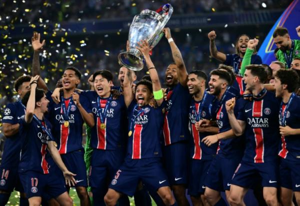 Les joueurs du PSG avec le trophée de la Ligue des champions, le 31 mai 2025 à Munich