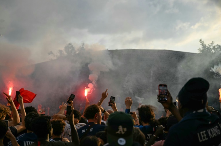 Des supporters du Paris Saint-Germain se rassemblent devant le Parc des Princes à Paris avant la finale de la Ligue des Champions entre le PSG et l'Inter Milan jouée à Munich (Allemagne) le 31 mai 2025.
