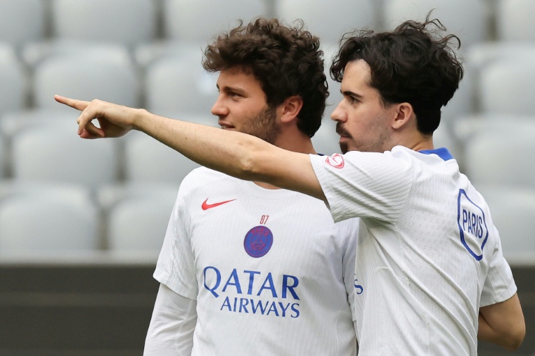 Les milieux portugais du Paris SG Joao Neves (à gauche) et Vitinha, le 5 mai 2026 à Munich