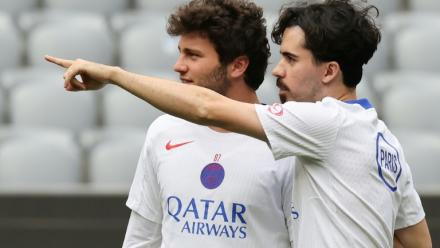 Les milieux portugais du Paris SG Joao Neves (à gauche) et Vitinha, le 5 mai 2026 à Munich