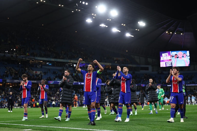 Les Parisiens, avec en tête le capitaine Marquinhos, communient avec leurs supporters à l'issue du match remporté à Manchester City en Ligue des champions League, le 14 octobre 2026 