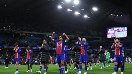Les Parisiens, avec en tête le capitaine Marquinhos, communient avec leurs supporters à l'issue du match remporté à Manchester City en Ligue des champions League, le 14 octobre 2026 