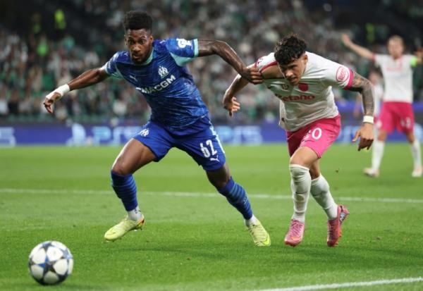 Le défenseur de Marseille Michael Murillo (g) et le milieu du Sporting Portugal Maximiliano Araujo lors de la victoire portugaise 2-1 en Ligue des champions, le 22 octobre 2025 à Lisbonne