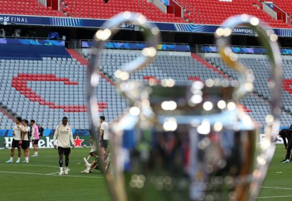 Les joueurs du Paris Saint-Germain s'entraînent vendredi à Munich devant le trophée de la Ligue des champions.