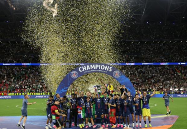 Les joueurs du Paris SG soulèvent leur deuxième Ligue des champions, après leur victoire en finale contre Arsenal, le 30 mai 2026 à Budapest