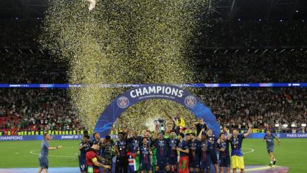 Les joueurs du Paris SG soulèvent leur deuxième Ligue des champions, après leur victoire en finale contre Arsenal, le 30 mai 2026 à Budapest