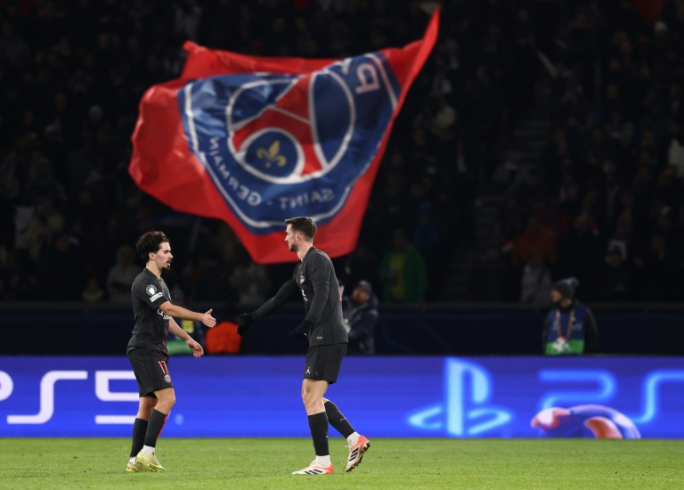 Fabian Ruiz (D) et Vitinha, tous les deux buteurs, se congratulent lors d'un match de Ligue des champions du PSG contre Tottenham, le 26 novembre 2025 au Parc des Princes