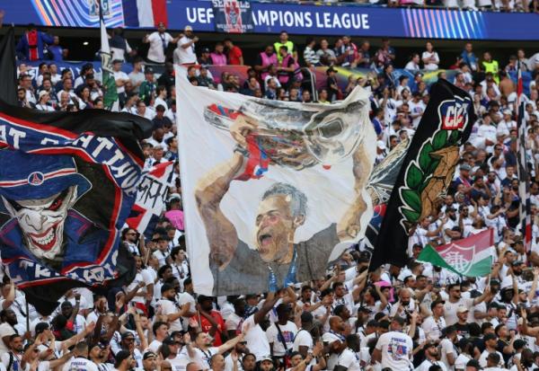 Les supporters du Paris SG brandissent des drapeaux avant la finale de la Ligue des champions, le 30 mai 2026 à Budapest