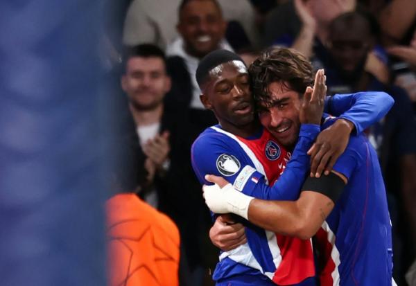Les attaquants du Paris SG Ferran Torres (droite) et Ousmane Dembélé lors du match de Ligue des champions contre Bratislava le 9 septembre 2026 à Paris
