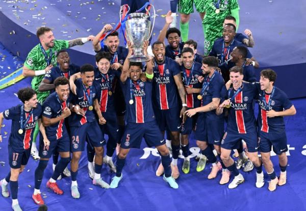 Les joueurs du PSG soulèvent la Ligue des champions après leur victoire face à l'Inter Milan en finale, à Munich, le 31 mai 2025
