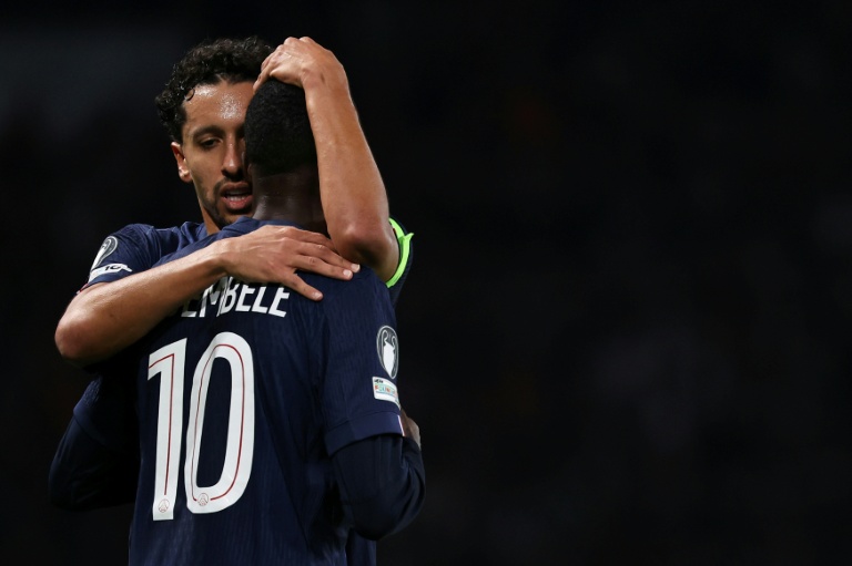 Le capitaine du Paris SG  Marquinhos (G) réconforte Ousmane Dembélé après sa blessure lors de la défaite face au Bayern Munich 2-1 en Ligue des champions, le 4 novembre 2025 au Parc des Princes