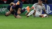 Le défenseur du Paris SG Achraf Hakimi (G) blessé lors de la défaite contre le Bayern Munich (2-1) à la suite d'un tacle de l'attaquant Luis Diaz (D), le 4 novembre 2025 au Parc des Princes