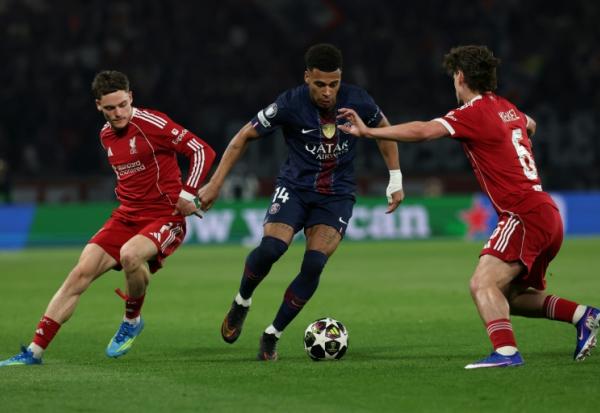 Florian Wirtz (G) de Liverpool voit filer Désiré Doué (C) du Paris SG lors de la victoire 2 à 0 des Parisiens, en quart de finale aller de Ligue des champions, le 8 avril 2026 au Parc des Princes