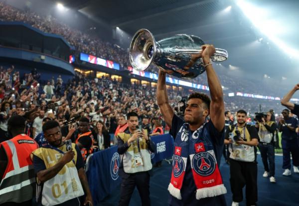 Les joueurs du Paris SG ont terminé les festivités dimanche au Parc des Princes, où ils ont présenté au public le trophée de la Ligue des champions (Ici Désiré Doué brandissant la coupe)
