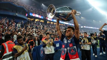 Les joueurs du Paris SG ont terminé les festivités dimanche au Parc des Princes, où ils ont présenté au public le trophée de la Ligue des champions (Ici Désiré Doué brandissant la coupe)