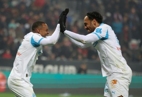Les attaquants de l'OM Igor Paixao (G) et Pierre-Emerick Aubameyang se congratulent après un but inscrit sur le terrain de Nice, en Ligue 1, le 21 novembre 2025