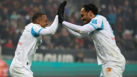 Les attaquants de l'OM Igor Paixao (G) et Pierre-Emerick Aubameyang se congratulent après un but inscrit sur le terrain de Nice, en Ligue 1, le 21 novembre 2025