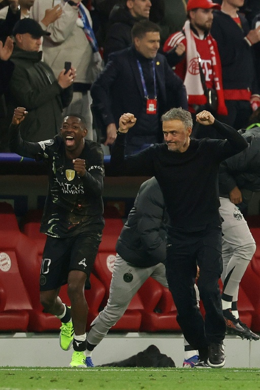 L'entraîneur du Paris SG Luis Enrique (D) et l'attaquant Ousmane Dembélé lors de la qualification pour la finale de la Ligue des champions aux dépens du Bayern Munich, le 6 mai 2026 à l'Allianz Arena