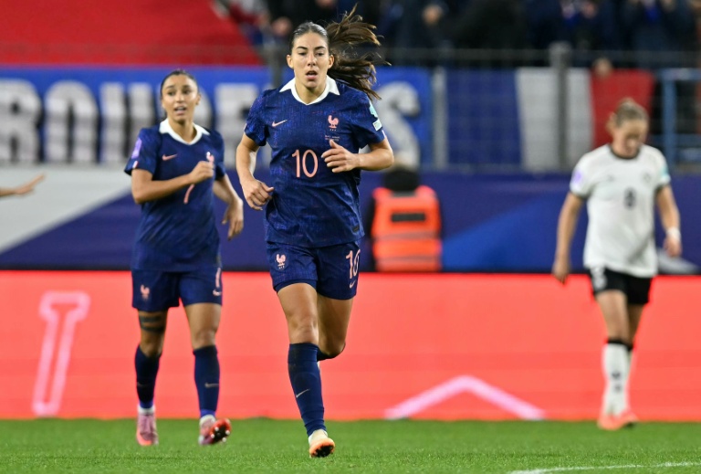 L'attaquante Clara Mateo (N.10) vient de signer l'égalisation pour les Bleues contre l'Allemagne en Ligue des nations à Caen, le 28 octobre 2025 